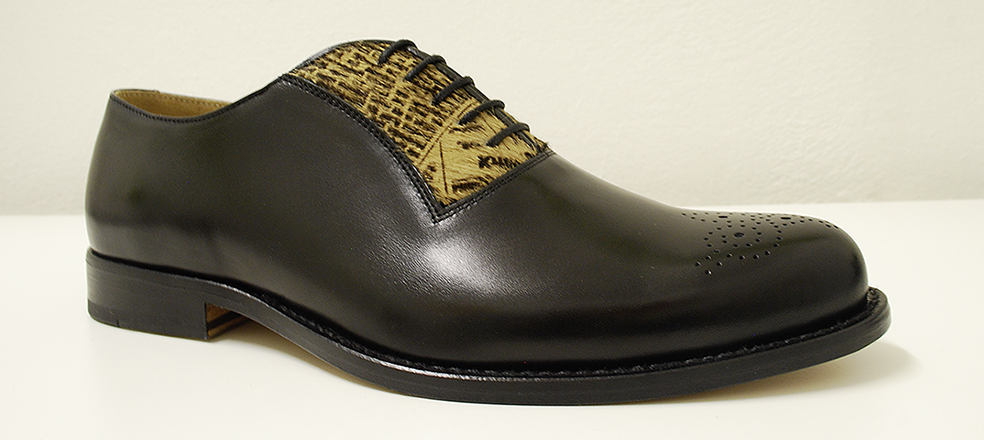 Men’s shoe leather with special newspaper-motif
